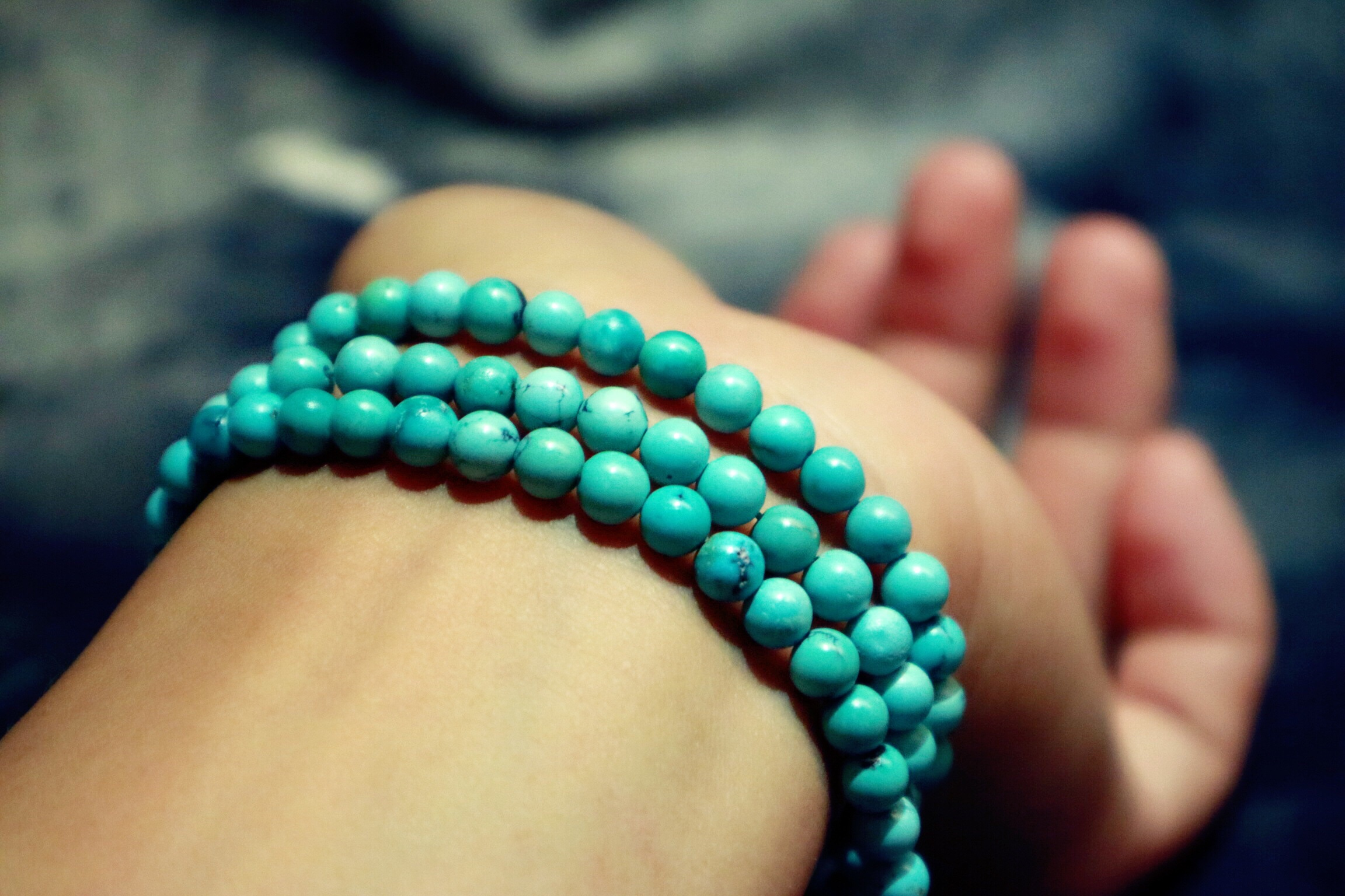 高温会让绿松石开裂,绿松石磕磕碰碰会变的粗糙,平时化妆品洗衣粉等