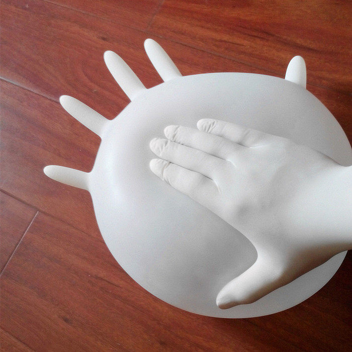 手套弹力展示图:充气后用手按压