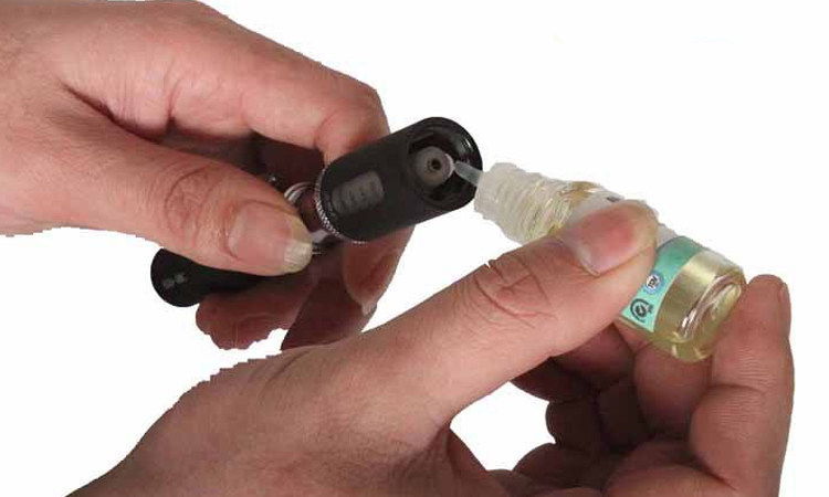 ⒉注油电子烟相较于一次性电子烟,注油电子烟的好处是可随时更换烟油