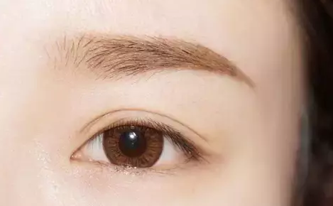 头条 美容 正文 日系的眉毛,看似随意,其实都是根据自己脸型和眉形所