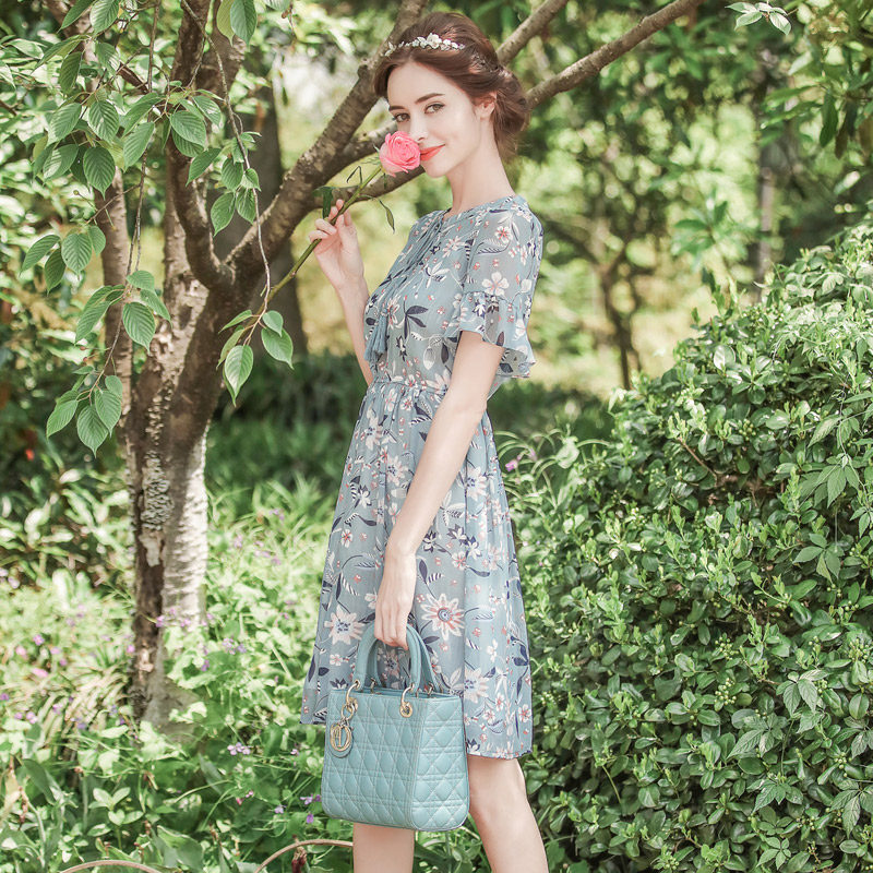 look1搭配:碎花连衣裙 高跟鞋