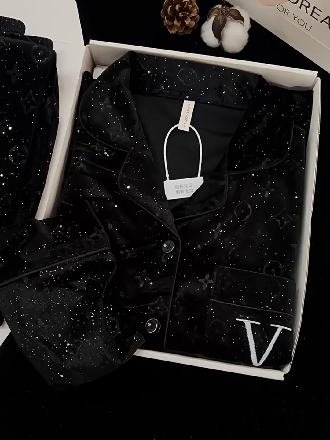 金丝绒材质为如啥适合秋季穿搭。揭秘舒适与质感的平衡