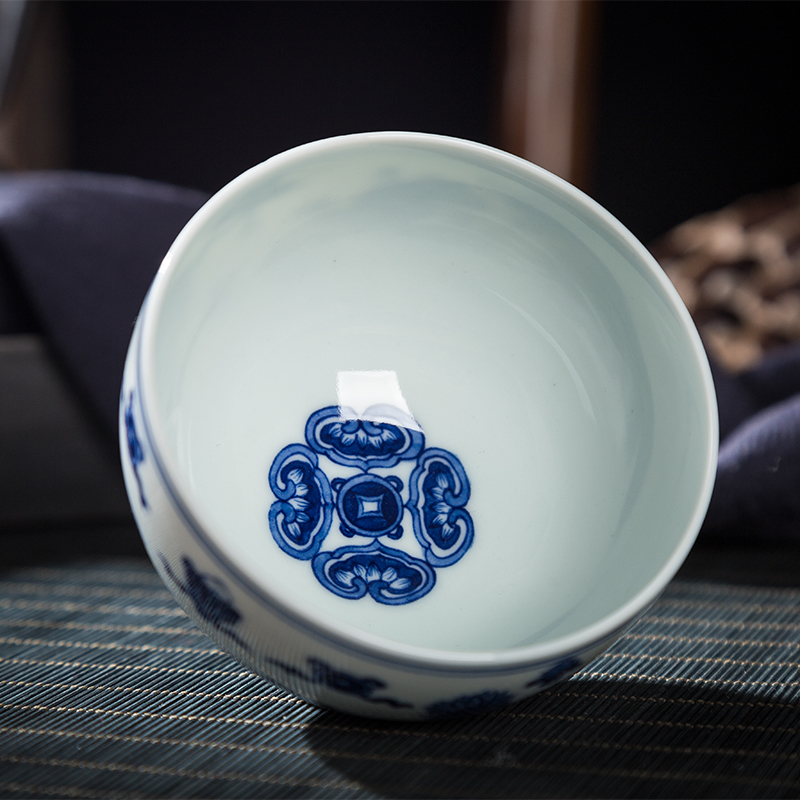 Hand the blue and white porcelain of jingdezhen ceramic masters cup sweet auspicious sample tea cup kung fu tea set and single CPU big bowl