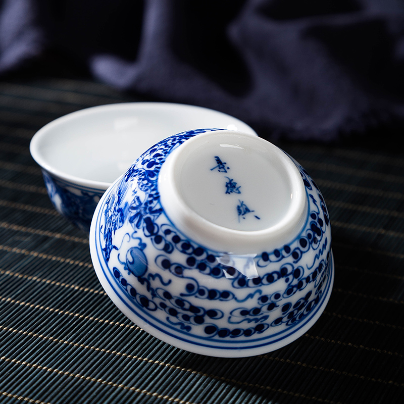 Jingdezhen ceramic sample tea cup hand - made kung fu of blue and white porcelain teacup personal single cup cup master cup small bowl