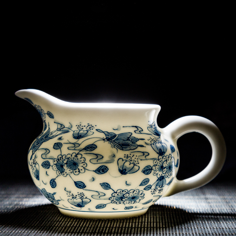 Jingdezhen ceramic hand - made flowers and a cup of blue and white disc love points pours tea tea ware kung fu tea accessories and glass