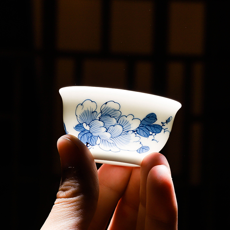 Blue and white hand work suit masters cup of jingdezhen ceramic kung fu tea cups sample tea cup pure manual single CPU