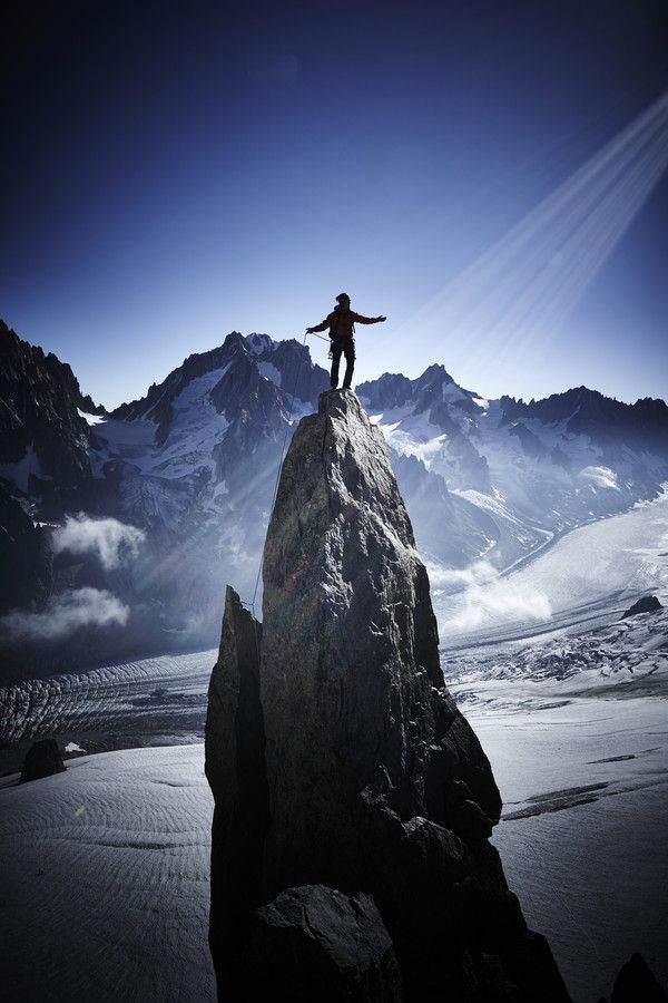 或邀三五好友或携全家,一起拾级而上,登高望远,好不惬意.