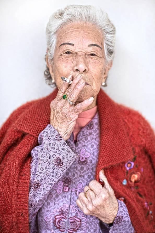 最潮奶奶酷似"英女王" 85岁时尚爆表