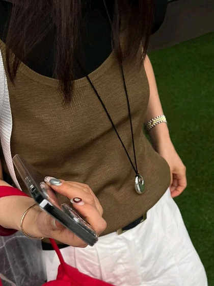 구리 패브릭 목걸이,은 펜던트, 검은 로프 목걸이, 긴 스웨터 체인, 여성 틈새 고급 스웨터 체인 액세서리 구리 패브릭 목걸이,은 펜던트, 검은 로프 목걸이, 긴 스웨터 체인, 여성 틈새 고급 스웨터 체인 액세서리