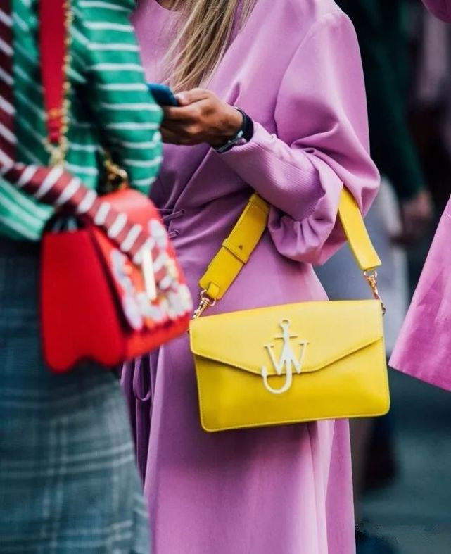 黄配紫超美的. 因为紫色成熟华丽,黄色灿烂活泼,正好互补.