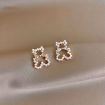 Cute moving Pearl bear earrings female 2021 New Tide earrings fashion simple temperament small earrings