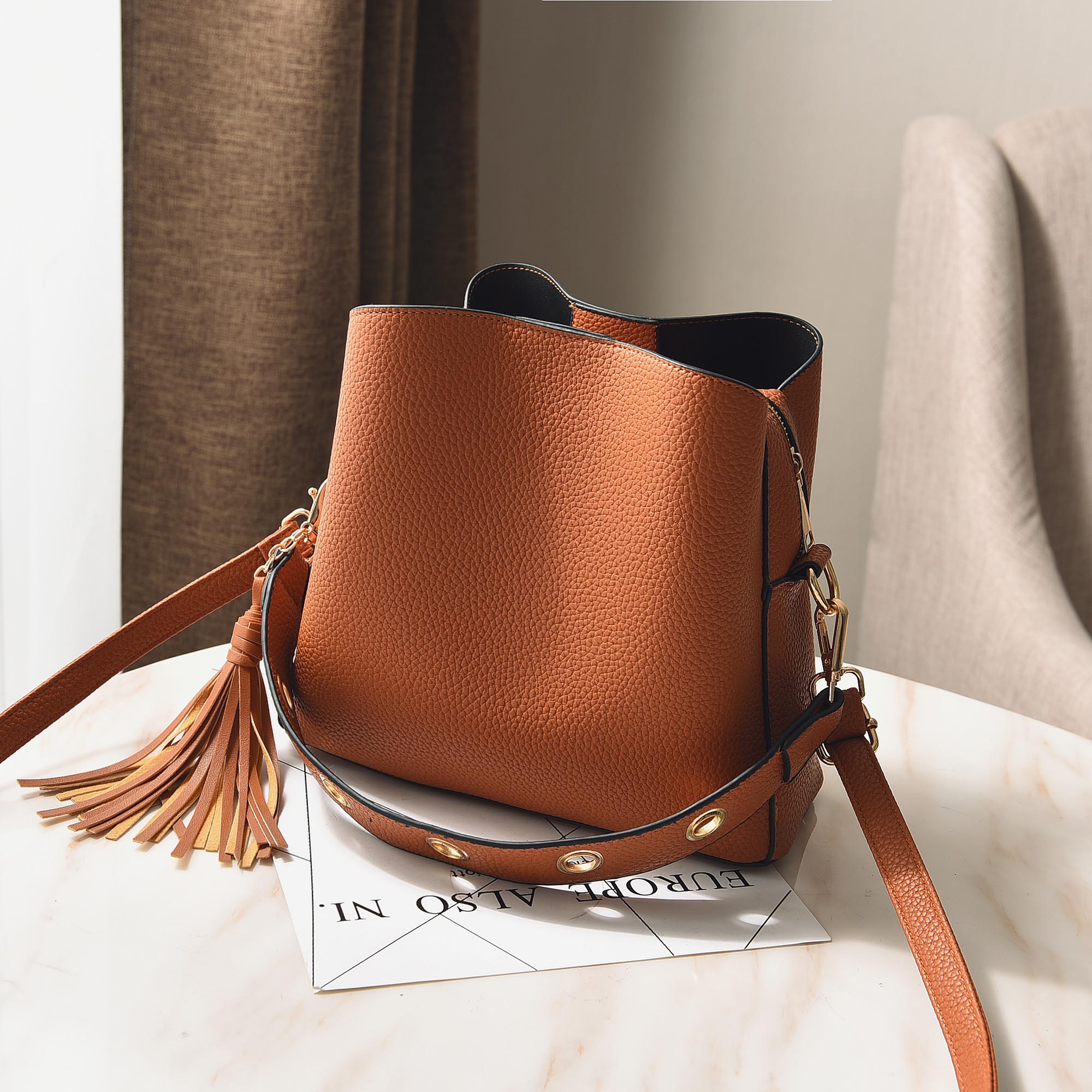 了得网女装_包包女2017新款潮韩版百搭大气斜挎小方包复古流苏包单肩