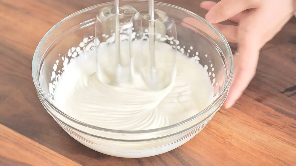 step2- 一边倒入牛奶,一边搅拌奶油