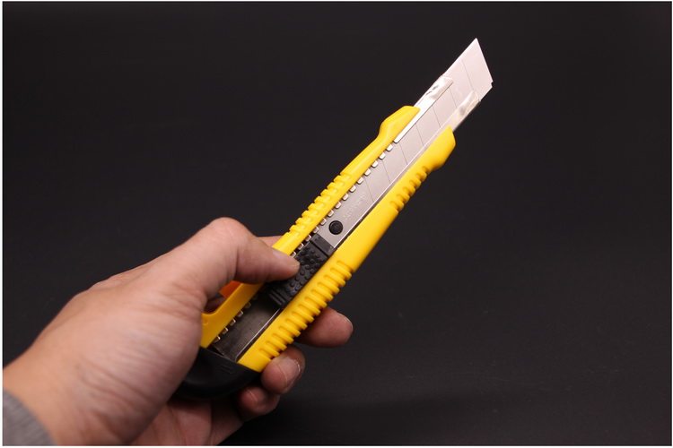 美工刀裁纸刀大号18mm壁纸刀墙纸刀纸板刀包装纸箱刀耐用切纸刀