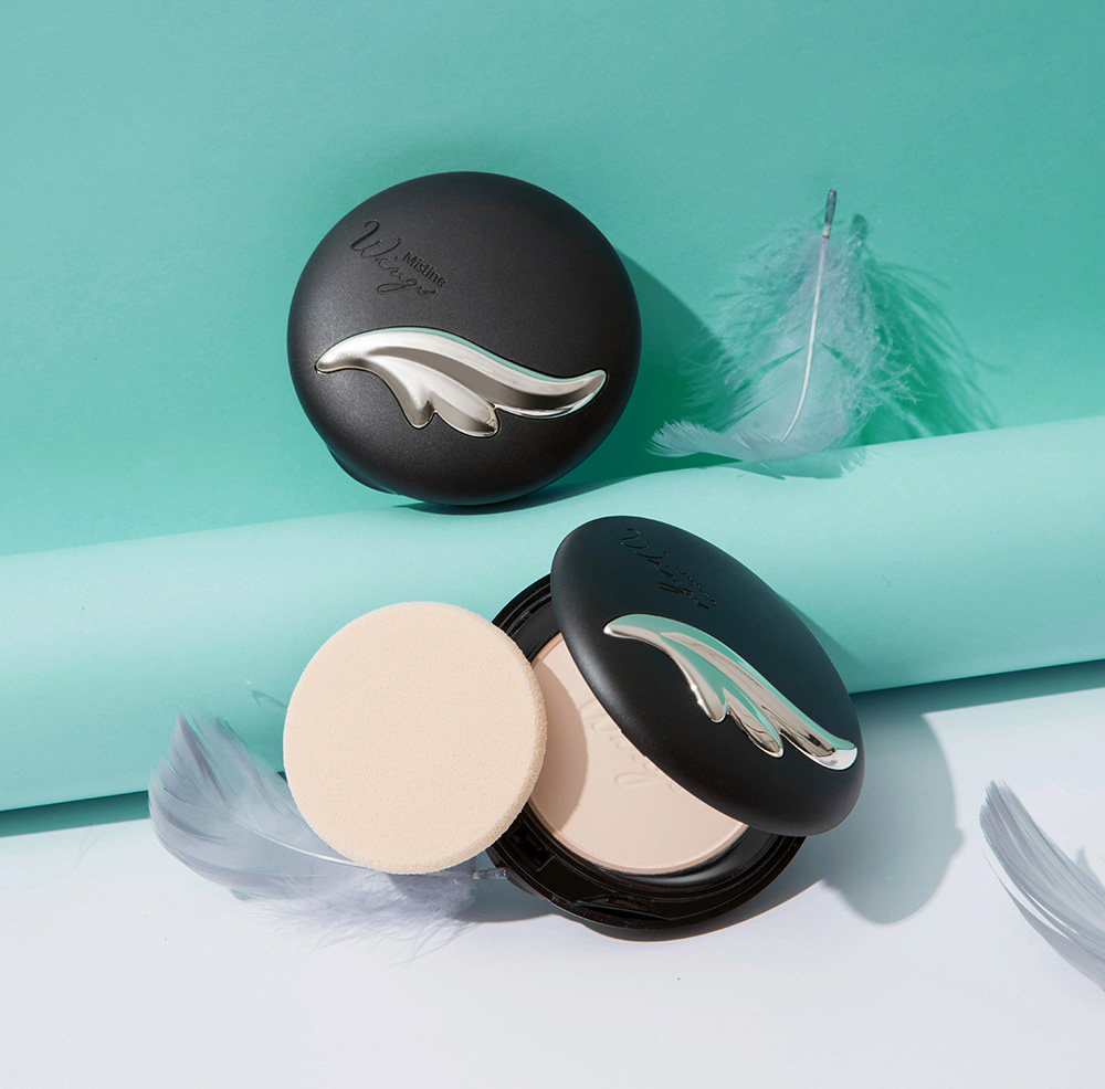 mistine羽翼粉饼帮你缔造无暇美肌,它的控油能力和提亮能力都很ok.