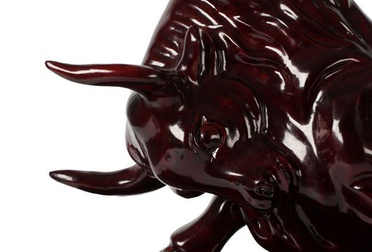 公牛造型健壮有力,形神兼具将公牛的"牛气"表现得淋漓尽致