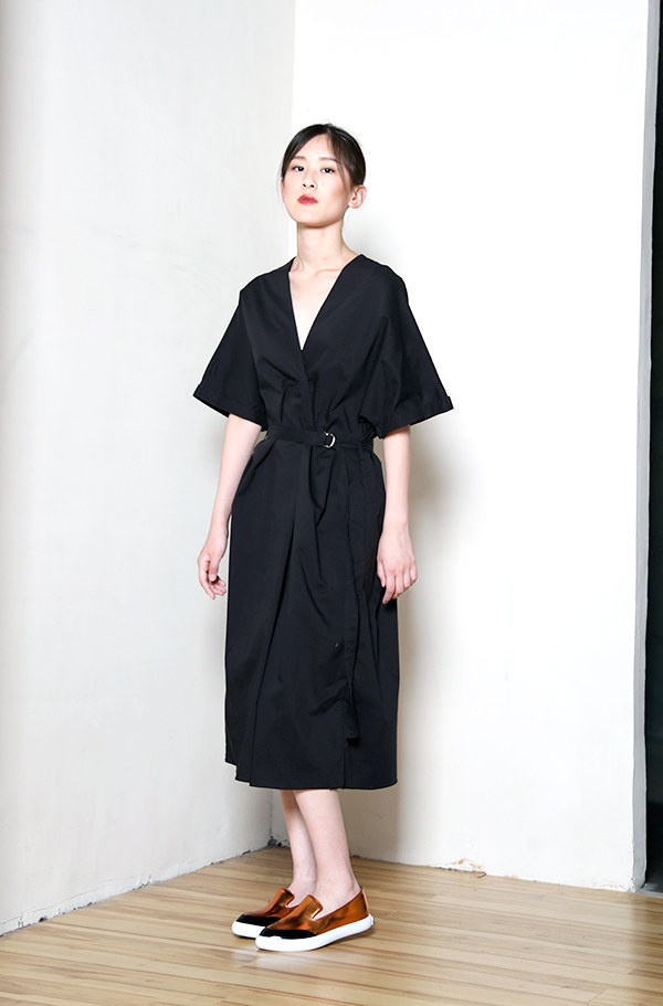 大码女装 人气宽松廓形 v领 黑色显瘦 中长款连身裙