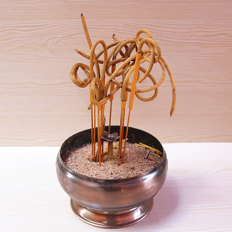 5小时(无风条件下) 特点:天然香粉制作,香味淡雅,燃烧稳定,香灰会打卷