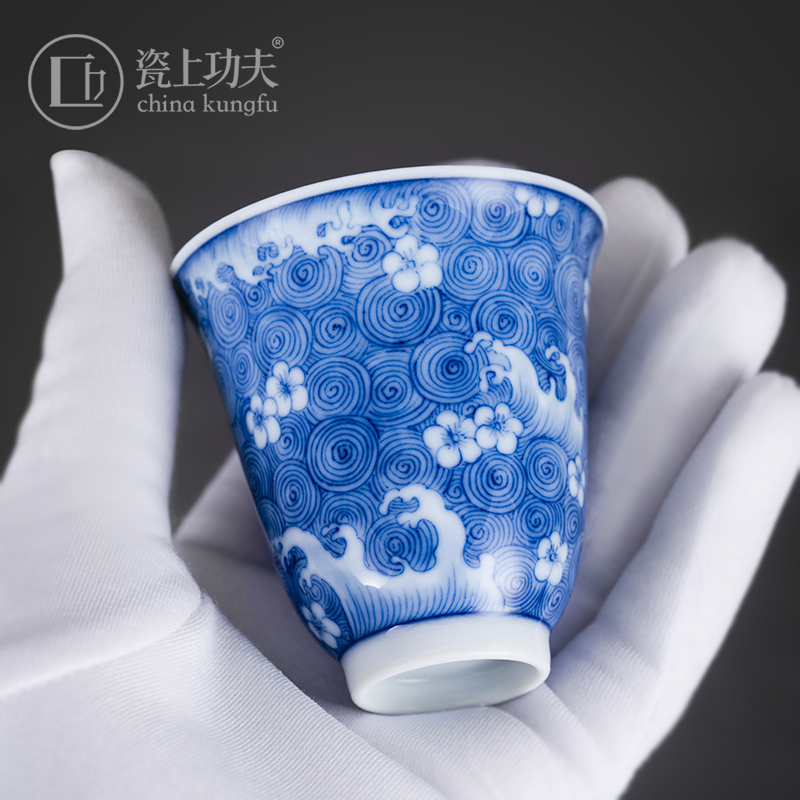 Ceramic blue and white porcelain on kung fu industry water lines master cup manual hand - made jingdezhen tea cup sample tea cup