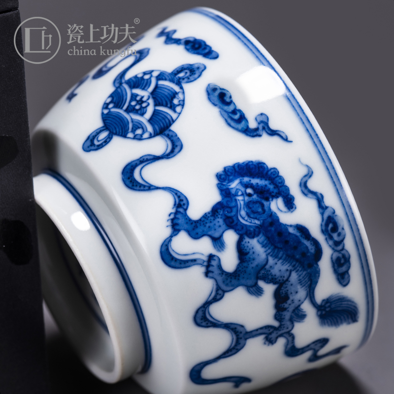 The Jingdezhen blue and white unicorn hand - made maintain master cup single CPU ceramic bowl kung fu tea tea tea cup