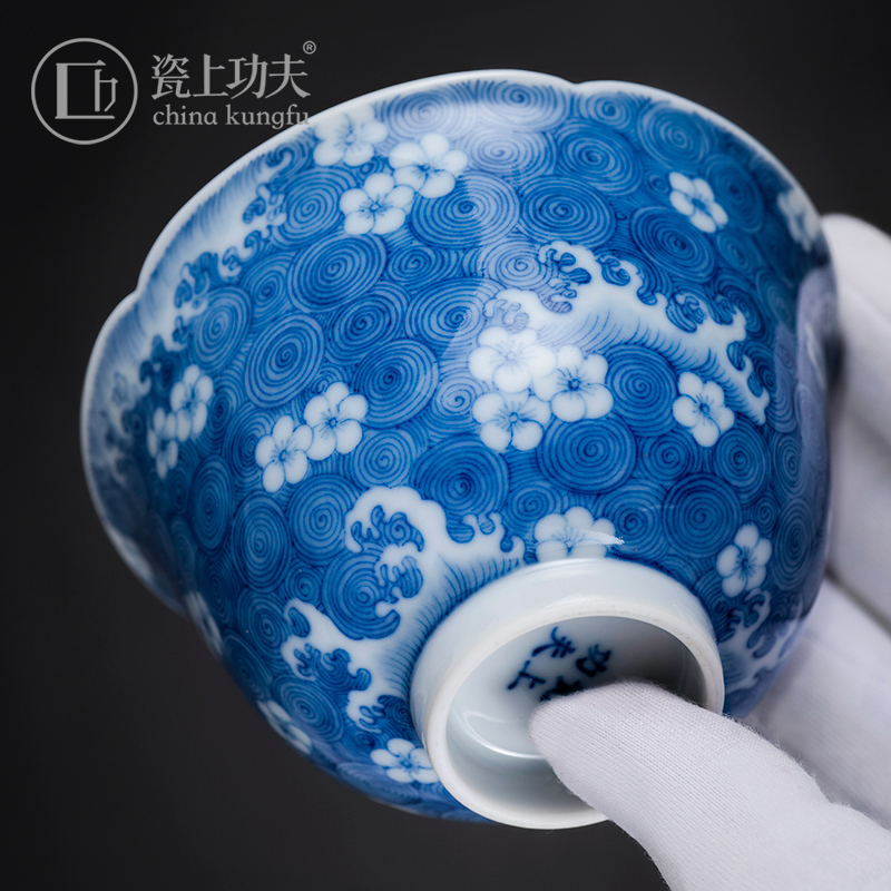 Kung fu tea set on the porcelain ceramic tureen pure manual three tureen jingdezhen blue and white porcelain cups in use