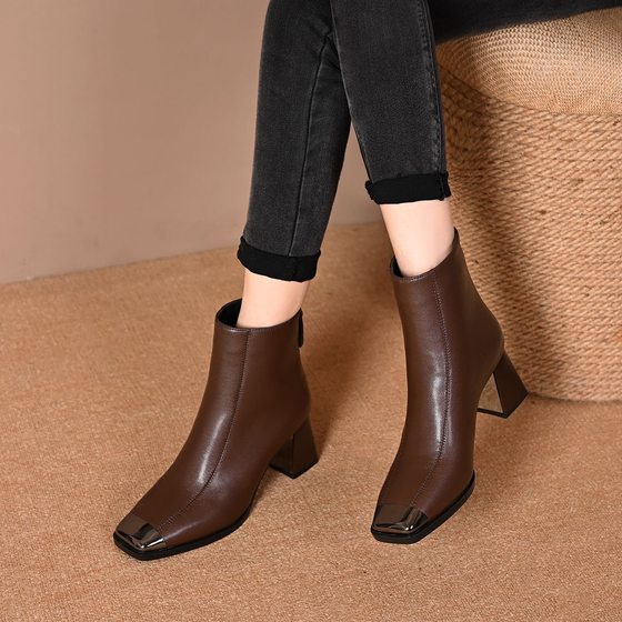 European and American style metal square-toe fashion short boots for women 2025 new retro simple rear zipper thick heel fashion Martin boots
European and American style metal square-toe fashion short boots for women 2025 new retro simple rear zipper thick heel fashion Martin boots