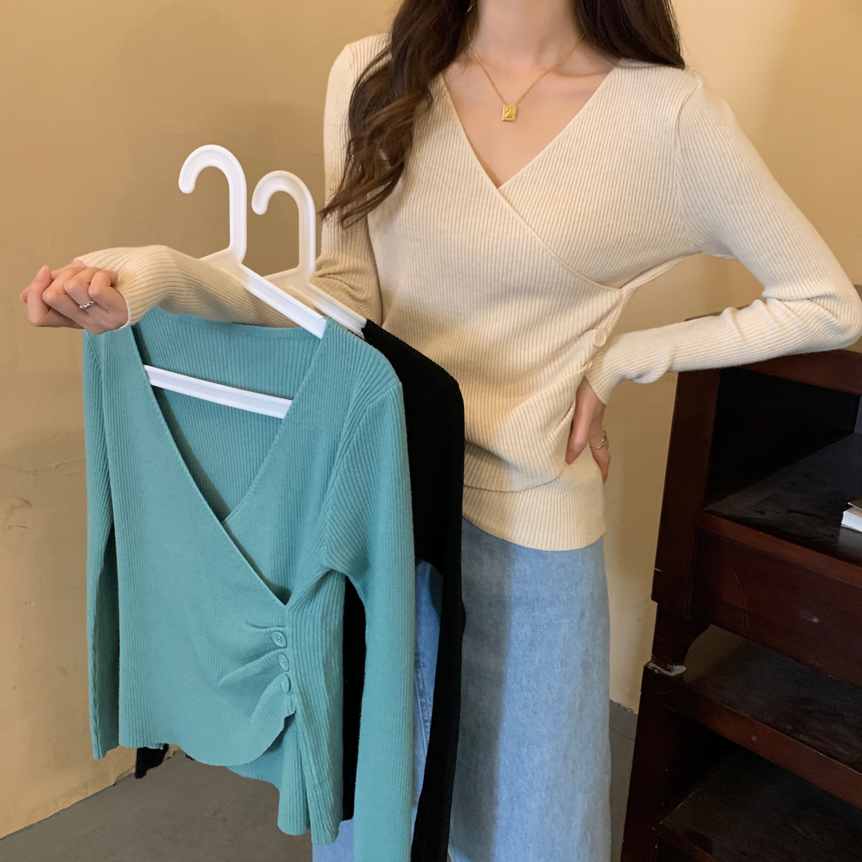 大码女装胖mm秋冬针织v领毛衣长袖设计感交叉纽扣上衣_yam雅美大码v