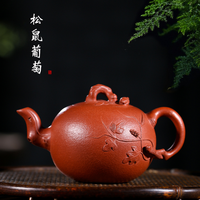 Shadow at yixing famous pure manual it technicians collect flowers goods zhu mud squirrel grape GY the teapot