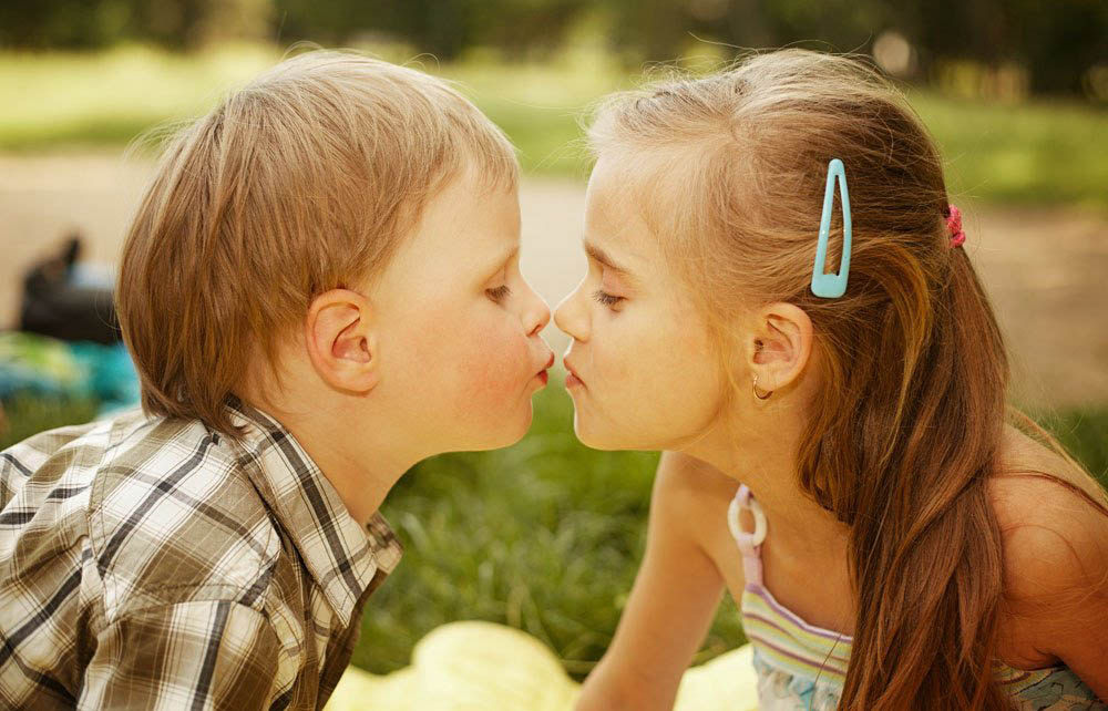 幼儿园小男孩亲小女孩,双方妈妈的反应!