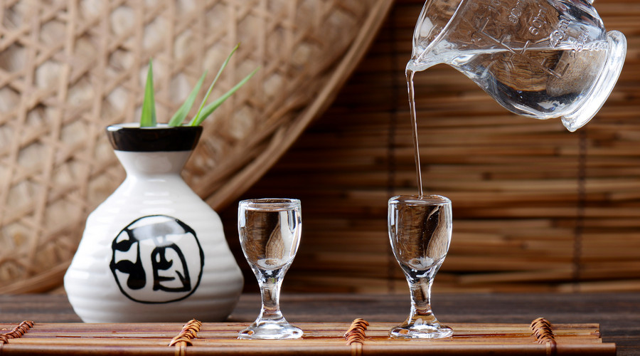 生活的爱酒人士,在闲暇之余或邀三两好友齐聚畅饮,或独自一人小酌慢饮