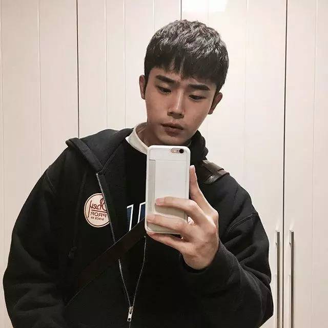 单眼皮男生不好看?换个发型帅晕你!