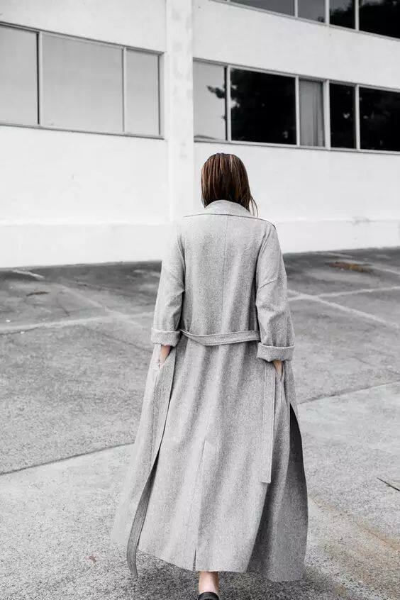 先来街拍找找感觉,灰色超长款超级欧美,我自己也有一件.