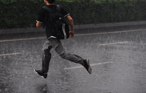 雨中奔跑图片唯美图片