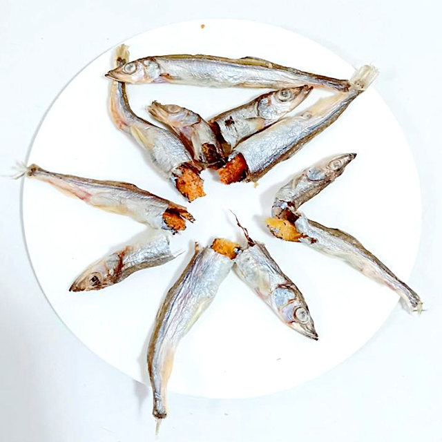 ຄົນດັງທາງອິນເຕີເນັດ ກິນປາແຫ້ງ cat snacks freeze-dried spring fish cat ໂພຊະນາການເສີມແຄລຊຽມ ແມວກິນອາຫານແມວ fattening ທີ່ບໍ່ມີເກືອເຂົ້າໄປໃນແມວຫນຸ່ມ