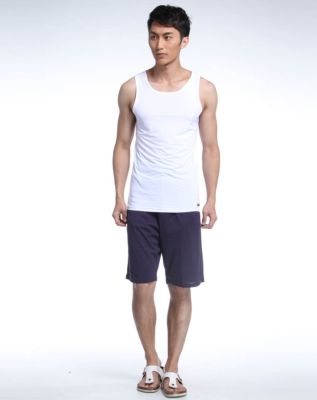 非常有海边夏日的感觉,与女朋友一起穿着背心短裤,一步一个脚印漫步在