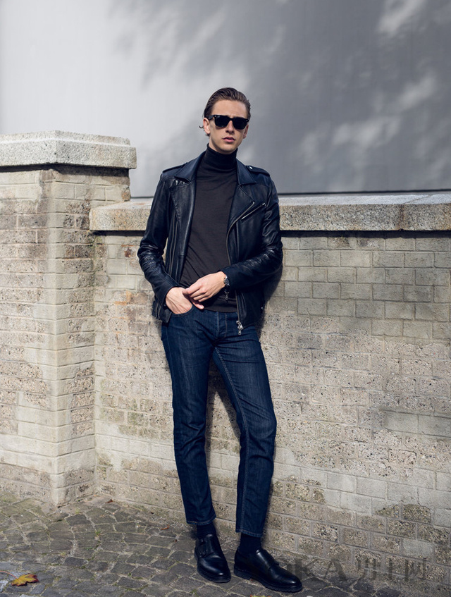 尤其喜欢all black造型,即使搭配的是牛仔裤(建议是偏黑,偏深蓝色哟)