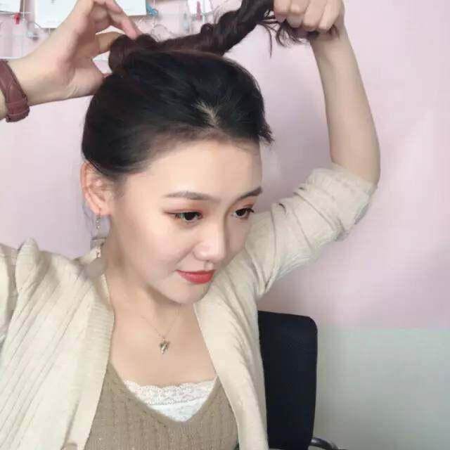tips4: 辣么,到了最关键的时刻,缠绕!把拧紧的小辫子在头顶围成一个圆