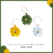 Fresh forest cute little daisy earrings female romantic French paint flower ear hooks simple and versatile temperament earrings