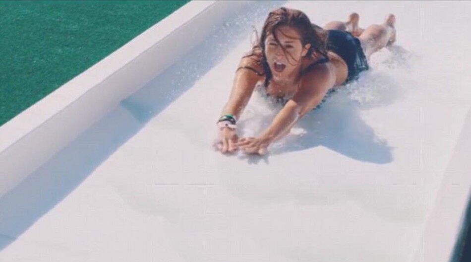 不可思议,一美女玩滑水道泳衣竟然被冲掉