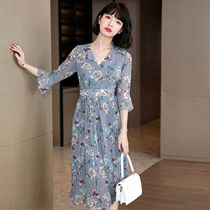 Blue French style v collar foreign air short sleeves Chopped Flowers dress 2022 Summer new closets slim mid-pleated pleasanum