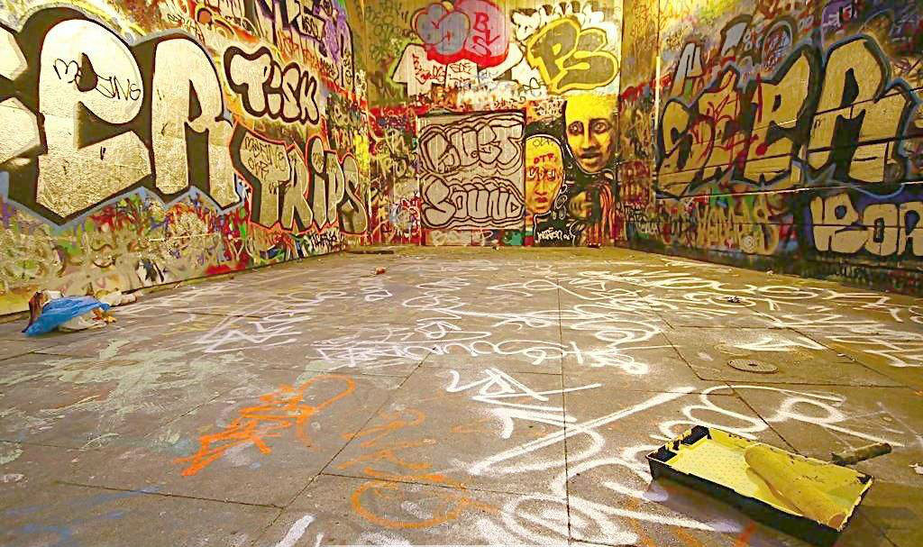 而这种文化源于上世纪70年代美国黑人的一种街头说唱文化