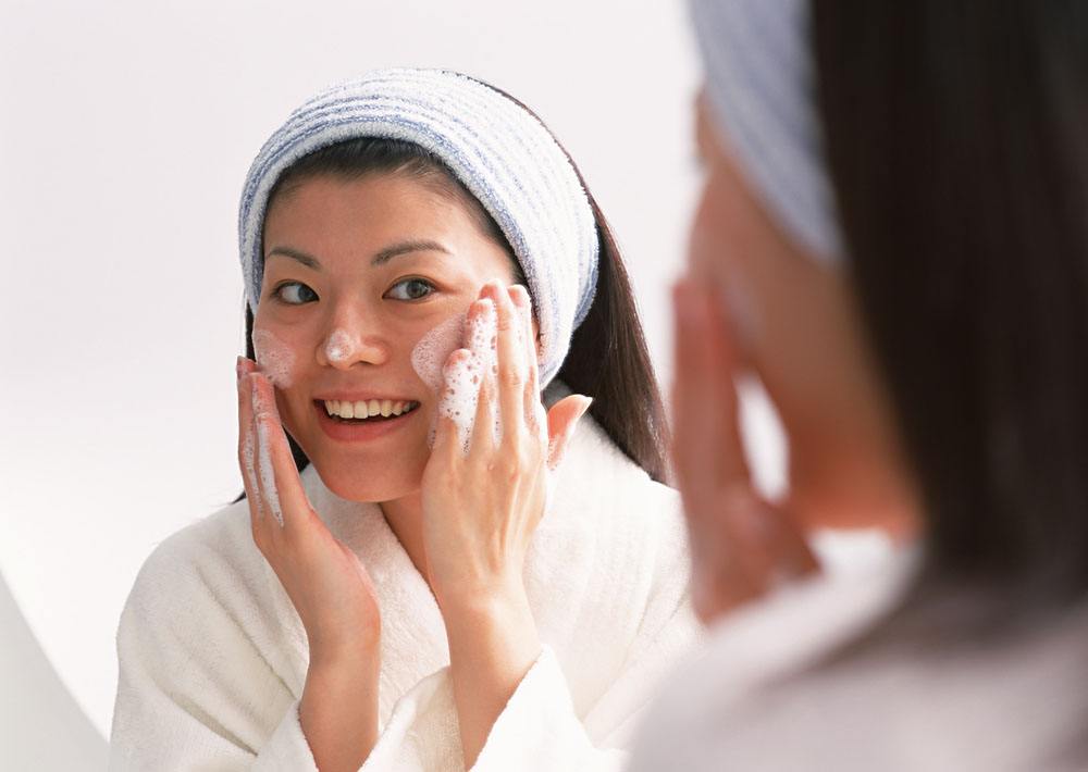 很多mm都在纠结早上起来到底要不要用洗面奶洗脸呢?