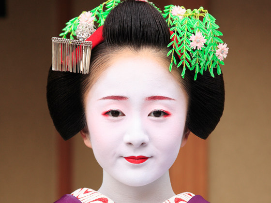 好奇,为什么日本艺伎流行把脸涂那么白?