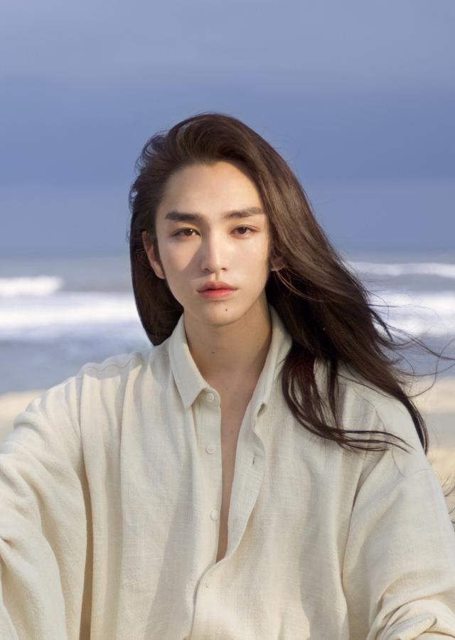 男作家留长发,五官竟比女人还要美丽!