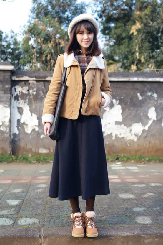 裙子的最后推荐是半身长裙,绑带雪地靴搭配深蓝色半身长裙,把文艺范带