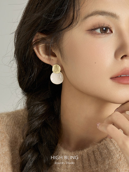 홍콩 스타일의 틈새 레트로 기질 브러시 브러시 기하학적 귀걸이 둥근 귀걸이 여성 모기 코일 디스크 이어 라이트 럭셔리를위한 귀 피어싱 홍콩 스타일의 틈새 레트로 기질 브러시 브러시 기하학적 귀걸이 둥근 귀걸이 여성 모기 코일 디스크 이어 라이트 럭셔리를위한 귀 피어싱