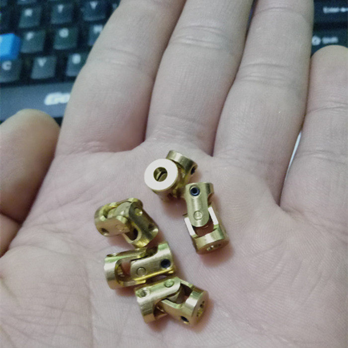 黄铜万向节3-3 ,这是一款非常迷你的微型万向节,做工很精致,铜质,适用