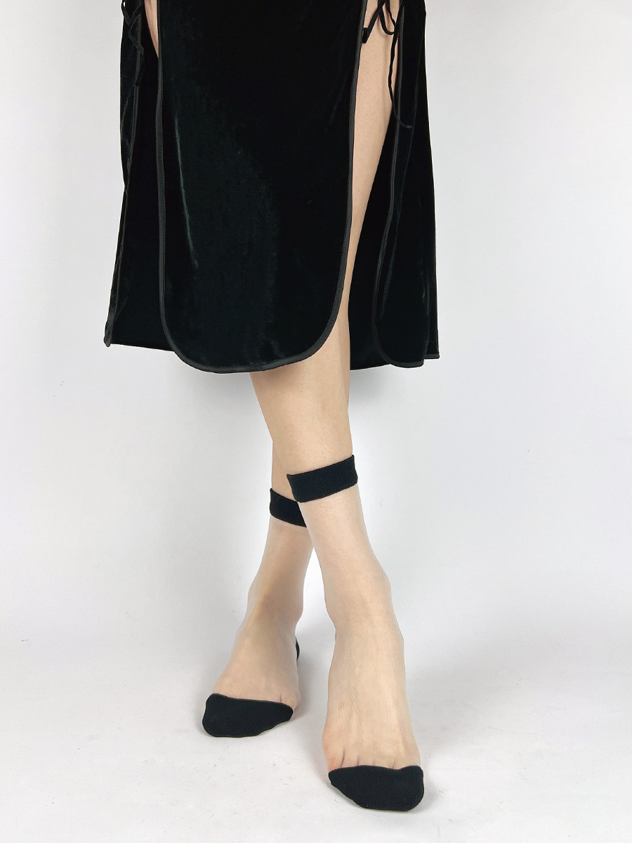 原本只是想试试新买的纯色简约黑白边中筒长袜,没想到连隔壁部门的