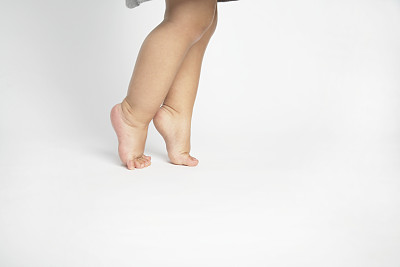 宝宝踮脚走路,这样真的好吗?