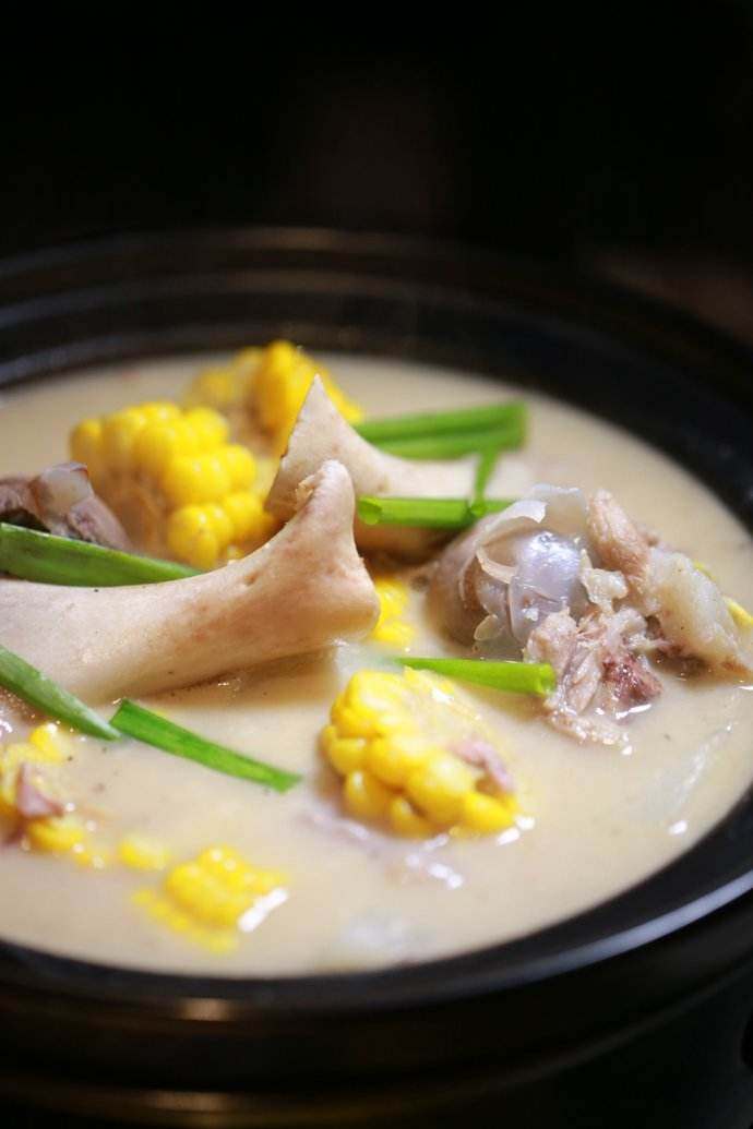 去购买 熬骨头汤 熬汤时要用凉水,文火慢炖,才能使汤鲜美有老火靓汤的